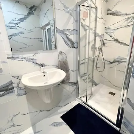 Sunnyside Penthouse Apartament